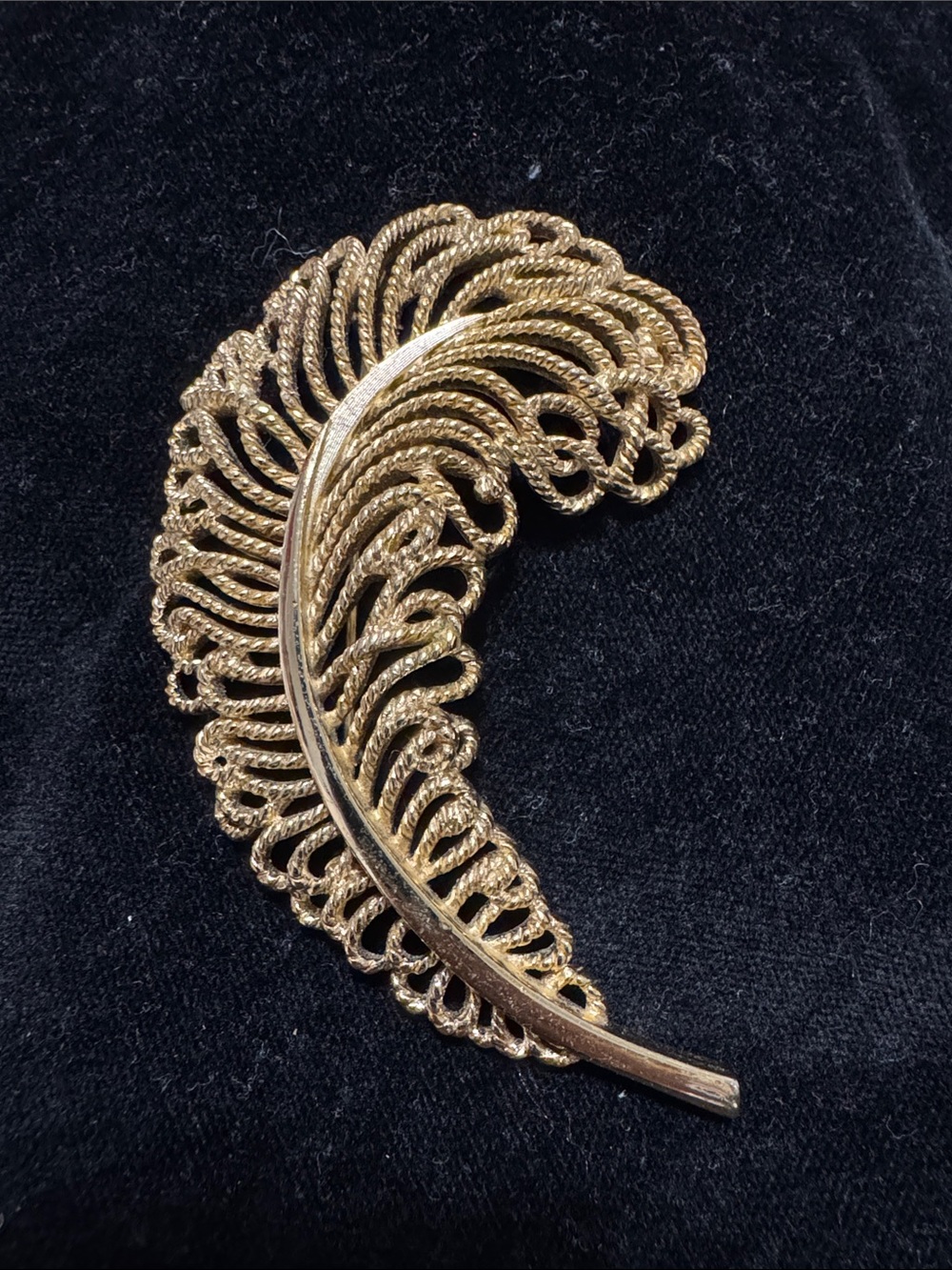VINTAGE FEATHER BROOCH